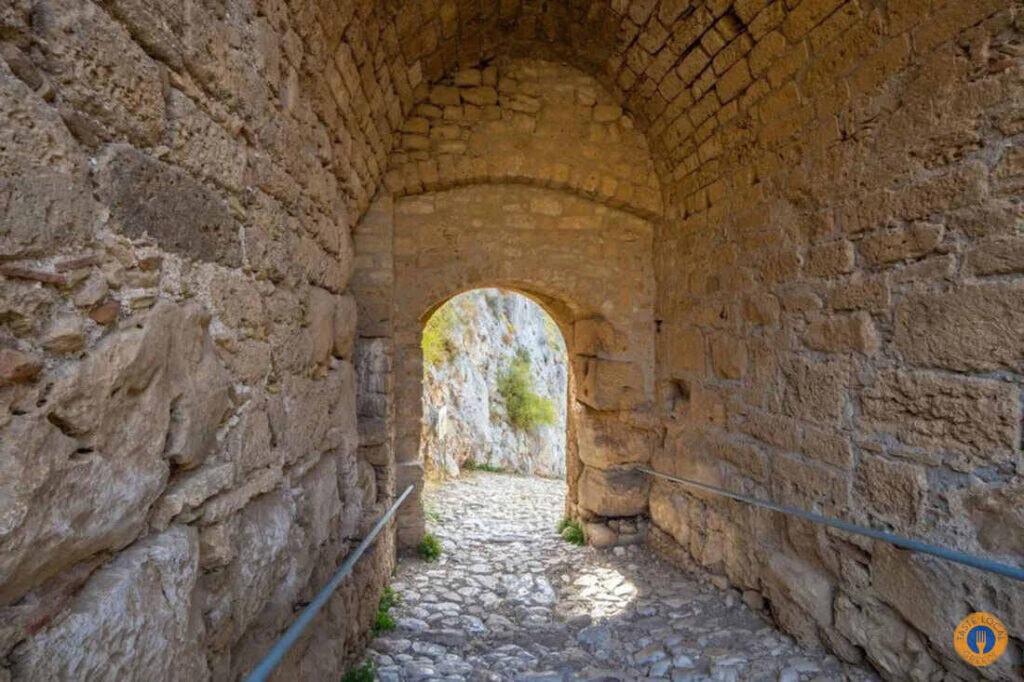 Akrocorinthos, the biggest ancient fortress of the Peloponnese. - Gastronomy Tours akrokorinthos 1 6 copy orig 1 - Gastronomy Tours